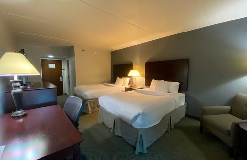 Luling Hotel | Convenient Stay at Ramada by Wyndham Luling with Pool