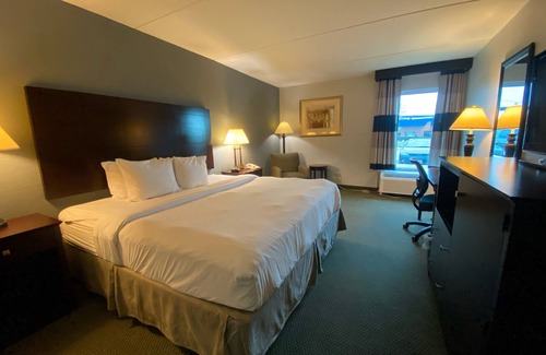 Luling Hotel | Convenient Stay at Ramada by Wyndham Luling with Pool