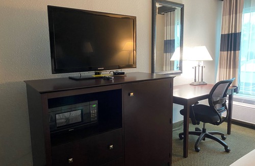 Luling Hotel | Convenient Stay at Ramada by Wyndham Luling with Pool
