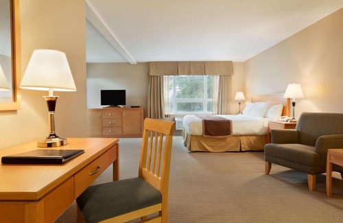 Regional District of Nanaimo Hotel | Comfortable Stay at Ramada by Wyndham Nanaimo for Families