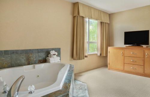 Regional District of Nanaimo Hotel | Comfortable Stay at Ramada by Wyndham Nanaimo for Families