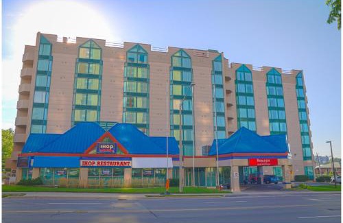 Fallsview Hotel | Discover Comfort at Ramada by Wyndham Niagara Falls/Fallsview