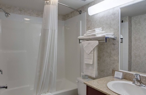 Nisku Hotel | Convenient Stay at Ramada by Wyndham Nisku Edmonton Airport