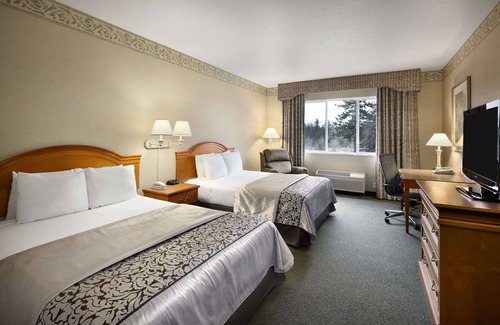 Olympia Hotel | Inviting Ramada by Wyndham Olympia: Pool, Spa & Family Fun
