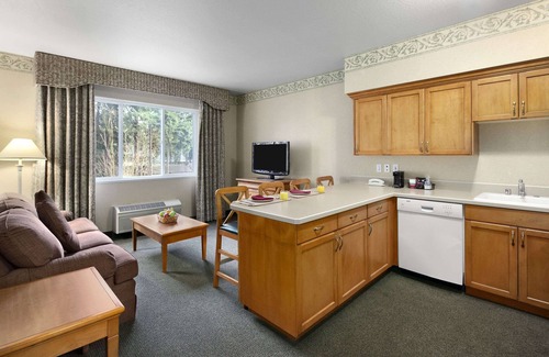 Olympia Hotel | Inviting Ramada by Wyndham Olympia: Pool, Spa & Family Fun