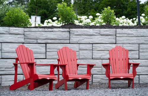 Ottawa Division Hotel | Explore Ramada by Wyndham Ottawa: Poolside Retreat Awaits