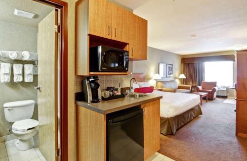 Ponoka Hotel | Pet-Friendly Retreat at Ramada by Wyndham Ponoka