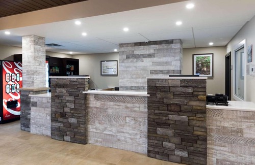 Revelstoke Hotel | Relax at Ramada by Wyndham Revelstoke with Pool & Breakfast