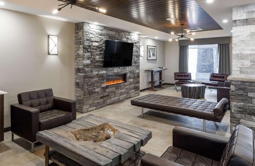 Revelstoke Hotel | Relax at Ramada by Wyndham Revelstoke with Pool & Breakfast