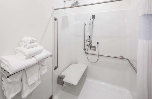 Revelstoke Hotel | Relax at Ramada by Wyndham Revelstoke with Pool & Breakfast