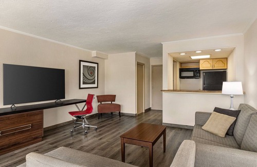 Whitfield Hotel | Serene Getaway at Ramada by Wyndham Sarasota Waterfront