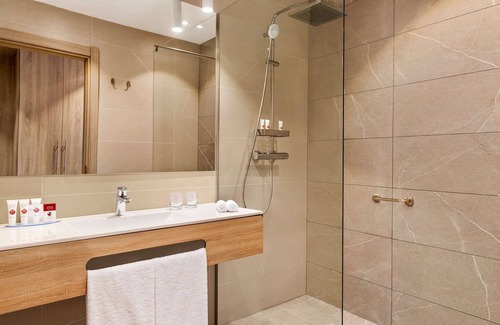 Tirgu Jiu Hotel | Elegant Ramada by Wyndham Targu JIU with Spa & Pool