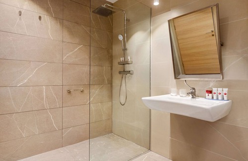 Tirgu Jiu Hotel | Elegant Ramada by Wyndham Targu JIU with Spa & Pool