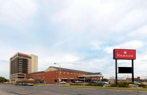 Downtown Hotel | Discover Ramada by Wyndham Topeka: Pet-Friendly Retreat