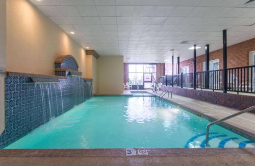 Downtown Hotel | Discover Ramada by Wyndham Topeka: Pet-Friendly Retreat