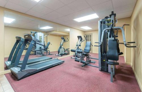 Downtown Hotel | Discover Ramada by Wyndham Topeka: Pet-Friendly Retreat