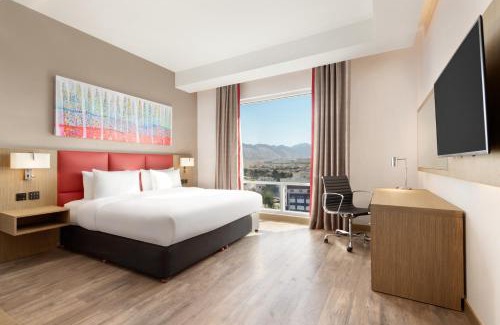 Al Ghubrah Ash Shamaliyyah Hotel | Stylish Ramada Encore: 4-Star Comfort with Ocean Views