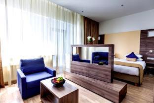 Holosiivskyj Hotel | Ramada Encore Kyiv: Ideal for Families with Pool & Spa
