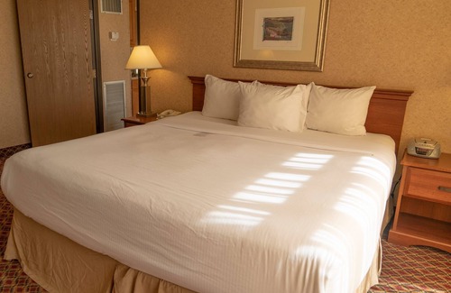 Downtown Hotel | Discover Ramada Hotel & Convention Center in Topeka Downtown