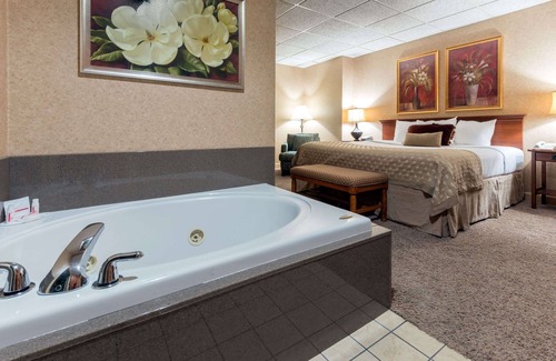 Downtown Hotel | Discover Ramada Hotel & Convention Center in Topeka Downtown