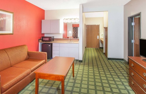 Forsyth Hotel | Budget-Friendly Stay at Ramada Limited Decatur with Pool