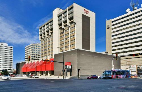 Regina Hotel | Pet-Friendly Retreat at Ramada Plaza Regina Downtown