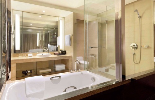 Lianyun District Hotel | Relax at Ramada Plaza Lianyungang - 4-Star with Pool & Spa