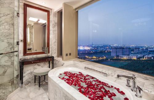 Kunshan Hotel | Discover Ramada Plaza Qiandeng Kunshan with Pool & Hot Tub