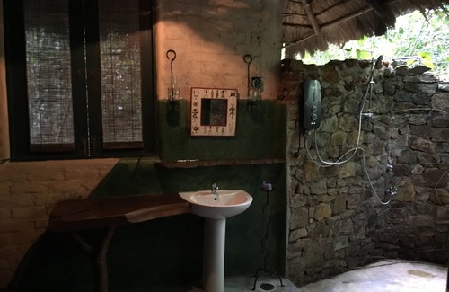 Eheliyagoda House | Rambas Reserve: Family-Friendly Retreat with Pool Access