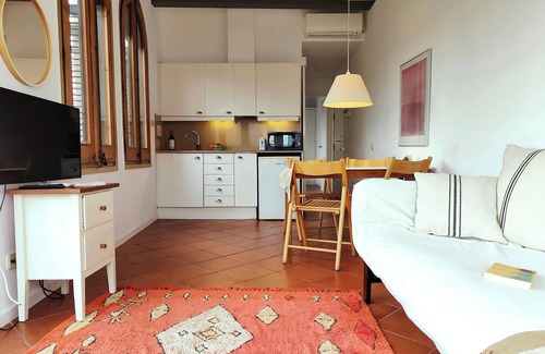 Gothic Quarter Apartment | Rambla C: Perfect Getaway for Couples with Inspiring Views