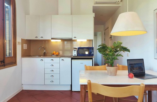 Gothic Quarter Apartment | Rambla C: Perfect Getaway for Couples with Inspiring Views