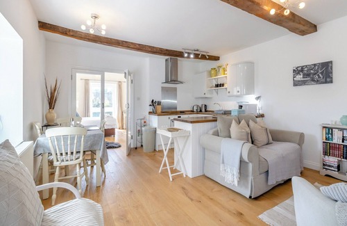 Hereford Cottage | Comfortable 2 Bedroom Stay in Clehonger with Great Amenities