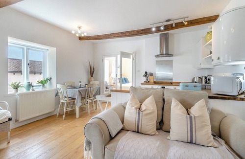 Hereford Cottage | Comfortable 2 Bedroom Stay in Clehonger with Great Amenities