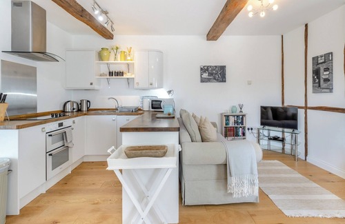 Hereford Cottage | Comfortable 2 Bedroom Stay in Clehonger with Great Amenities