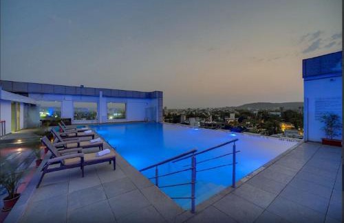 Shivajinagar Hotel | Elegant Ramee Grand Hotel and Spa in Pune with Pool & Spa