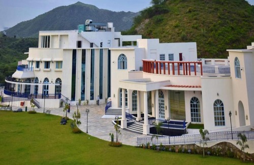 Udaipur Resort | Elegant Ramee Royal Resort & Spa: Poolside Oceanfront Retreat