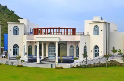 Udaipur Resort | Elegant Ramee Royal Resort & Spa: Poolside Oceanfront Retreat