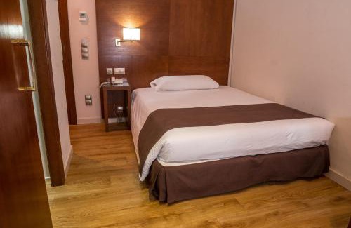 Lleida Hotel | Family-Friendly Stay at Ramon Berenguer IV with Dining