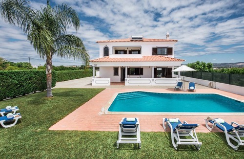 Vale de Carro Villa | Ramos Villa: Private Pool & Garden in Olhos de Agua