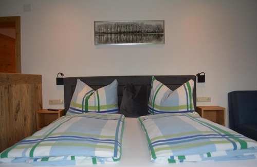 Saalfelden am Steinernen Meer Apartment | Ramseiderhof: Family-Friendly Retreat with Hot Tub Bliss