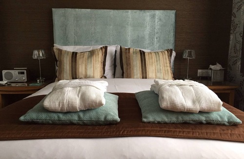 St Davids Bed & Breakfast | Exquisite Ramsey House: 5-Star Spa Retreat with Dining
