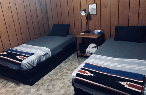 St. Charles Cabin | Ranch Getaway, river hills, sleeps 20