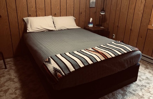 St. Charles Cabin | Ranch Getaway, river hills, sleeps 20