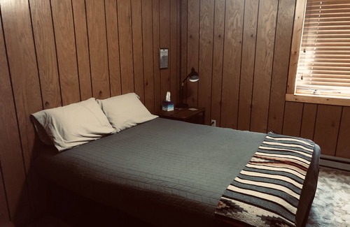 St. Charles Cabin | Ranch Getaway, river hills, sleeps 20