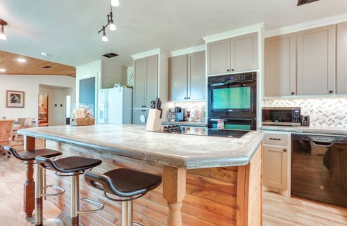 Calera House | Idyllic Ranch Getaway with Pool and Horse Access Awaiting You