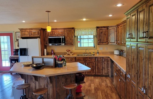 Dallas County House | Unforgettable Ranch House Retreat by Niangua River
