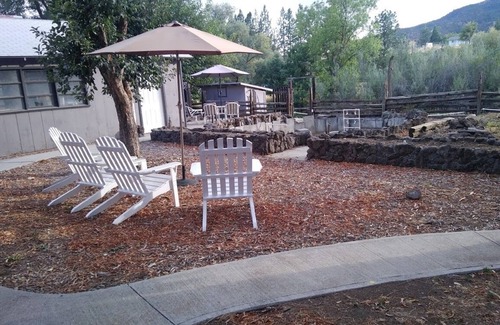 Hornbrook House | Relaxing Ranch Style 2 Bedroom House with Pool & Breakfast
