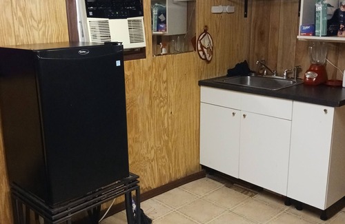 Sinton Cottage | Relaxing Ranch Camp Setting with Spa and Breakfast Included