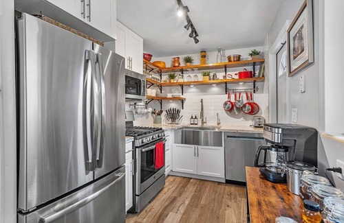 Lake Worth House | Ranch Style Retreat with Courtyard & Grill, Steps to Downtown