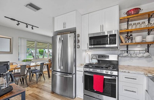 Lake Worth House | Ranch Style Retreat with Courtyard & Grill, Steps to Downtown